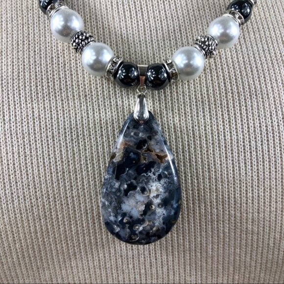 Obsidian & Pearls Statement Piece Necklace - Picture 7 of 7